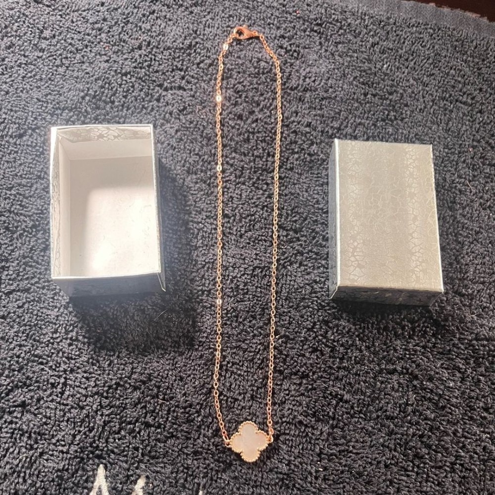 Rose gold motif four leaf clover mother of pearl‎ necklace
